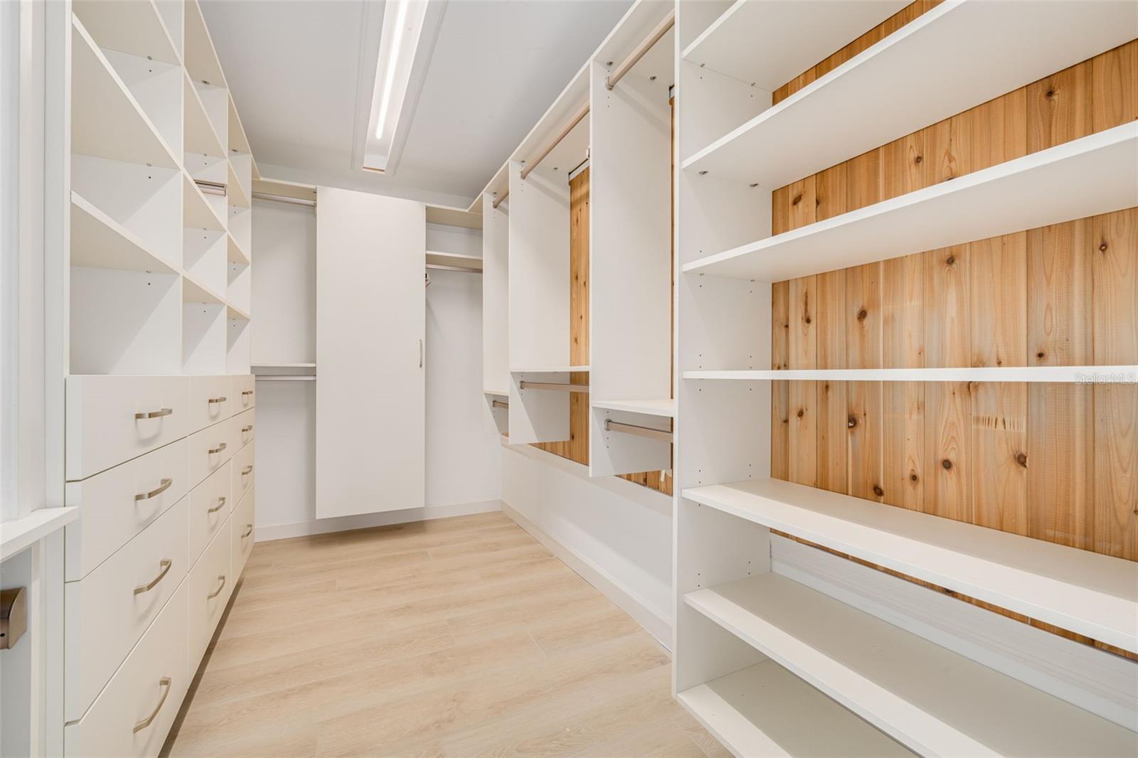 Listing photo id 39 for 3932 Versailles Drive