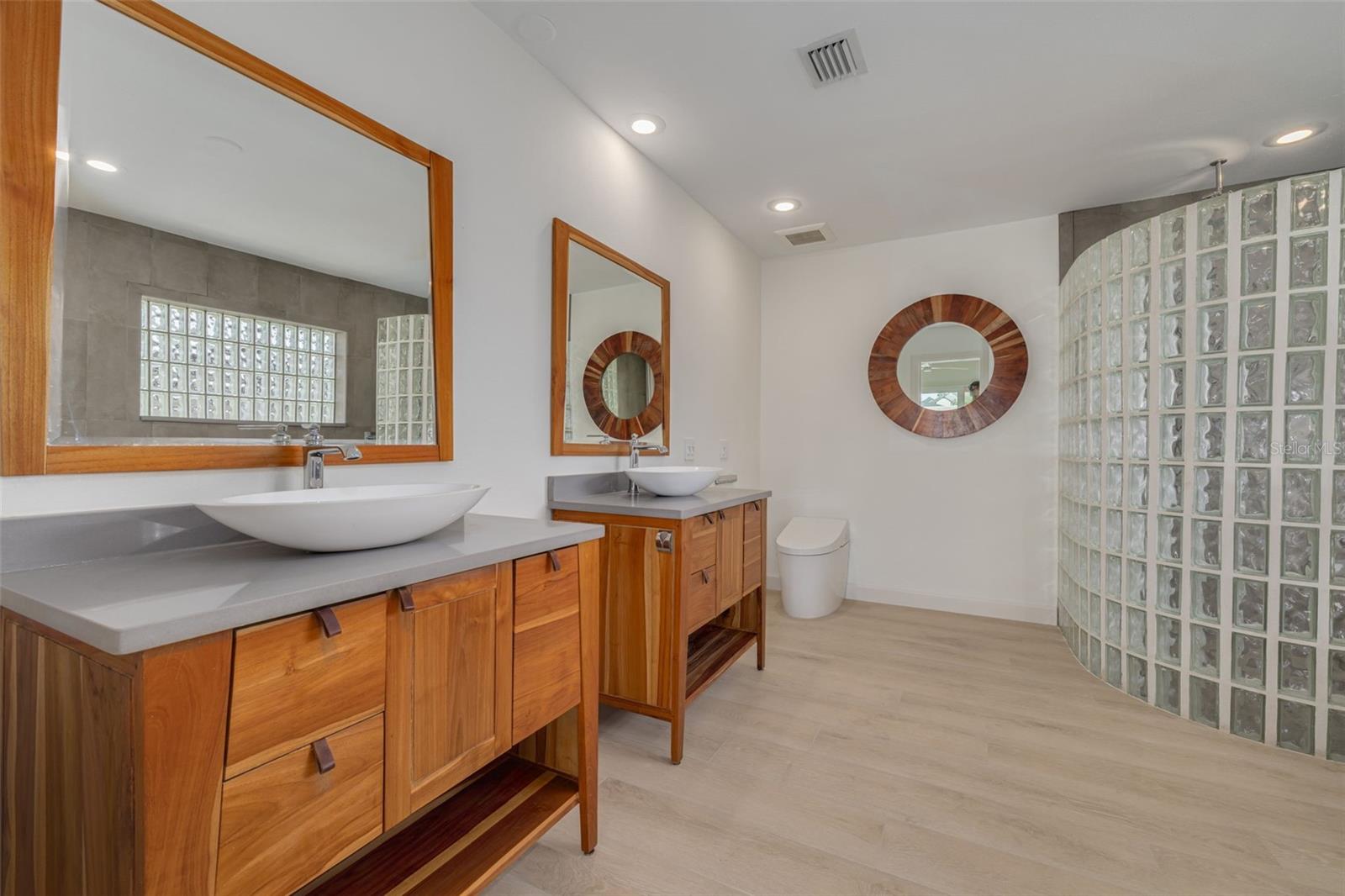 Listing photo id 40 for 3932 Versailles Drive