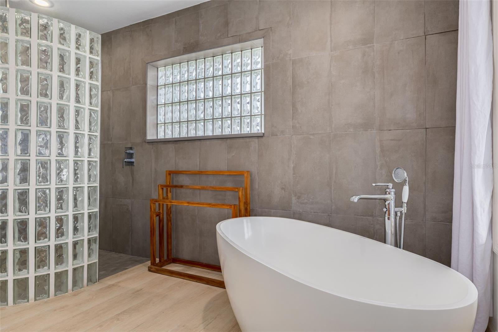 Listing photo id 41 for 3932 Versailles Drive