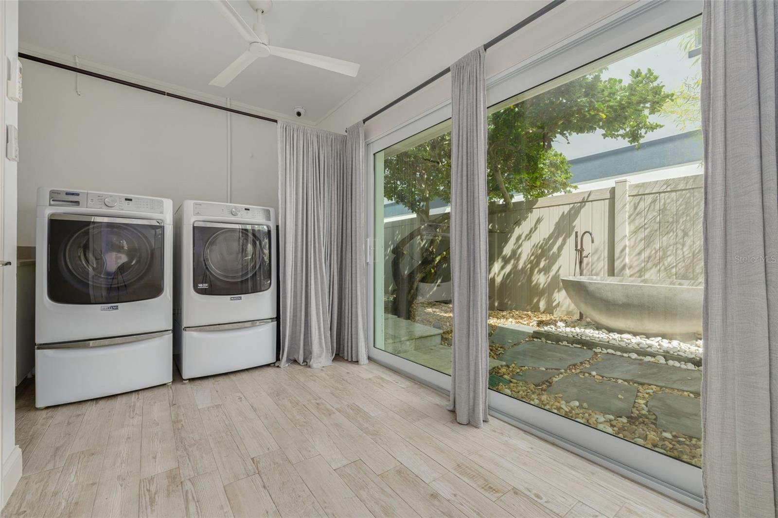 Listing photo id 42 for 3932 Versailles Drive