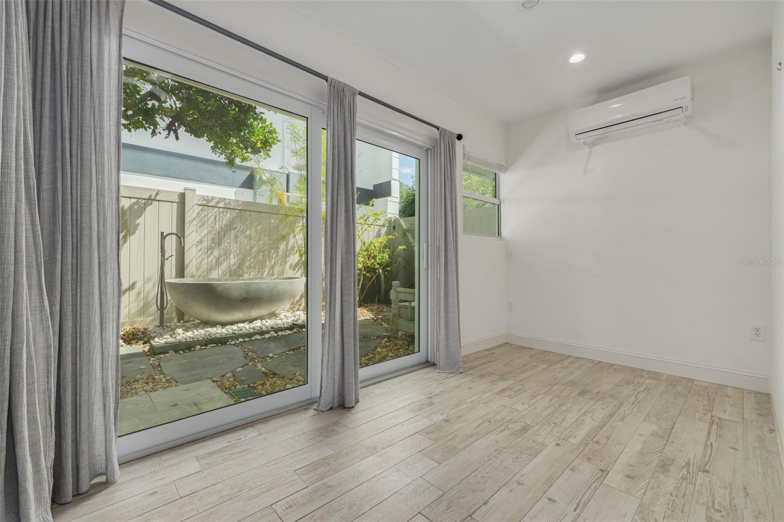 Listing photo id 43 for 3932 Versailles Drive