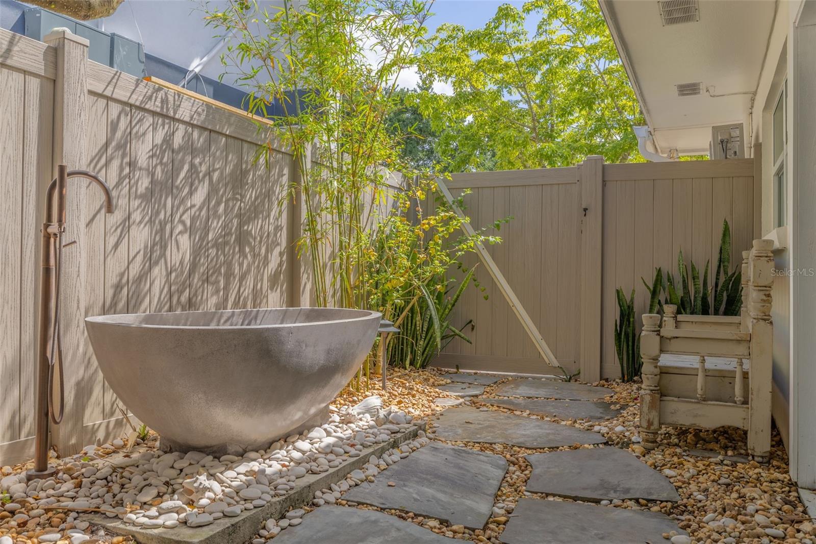 Listing photo id 44 for 3932 Versailles Drive