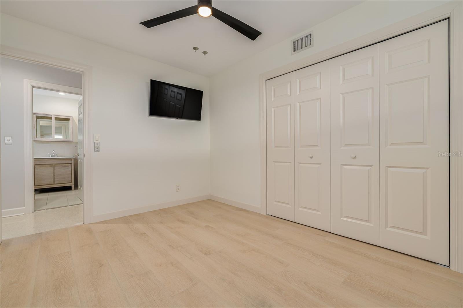 Listing photo id 46 for 3932 Versailles Drive