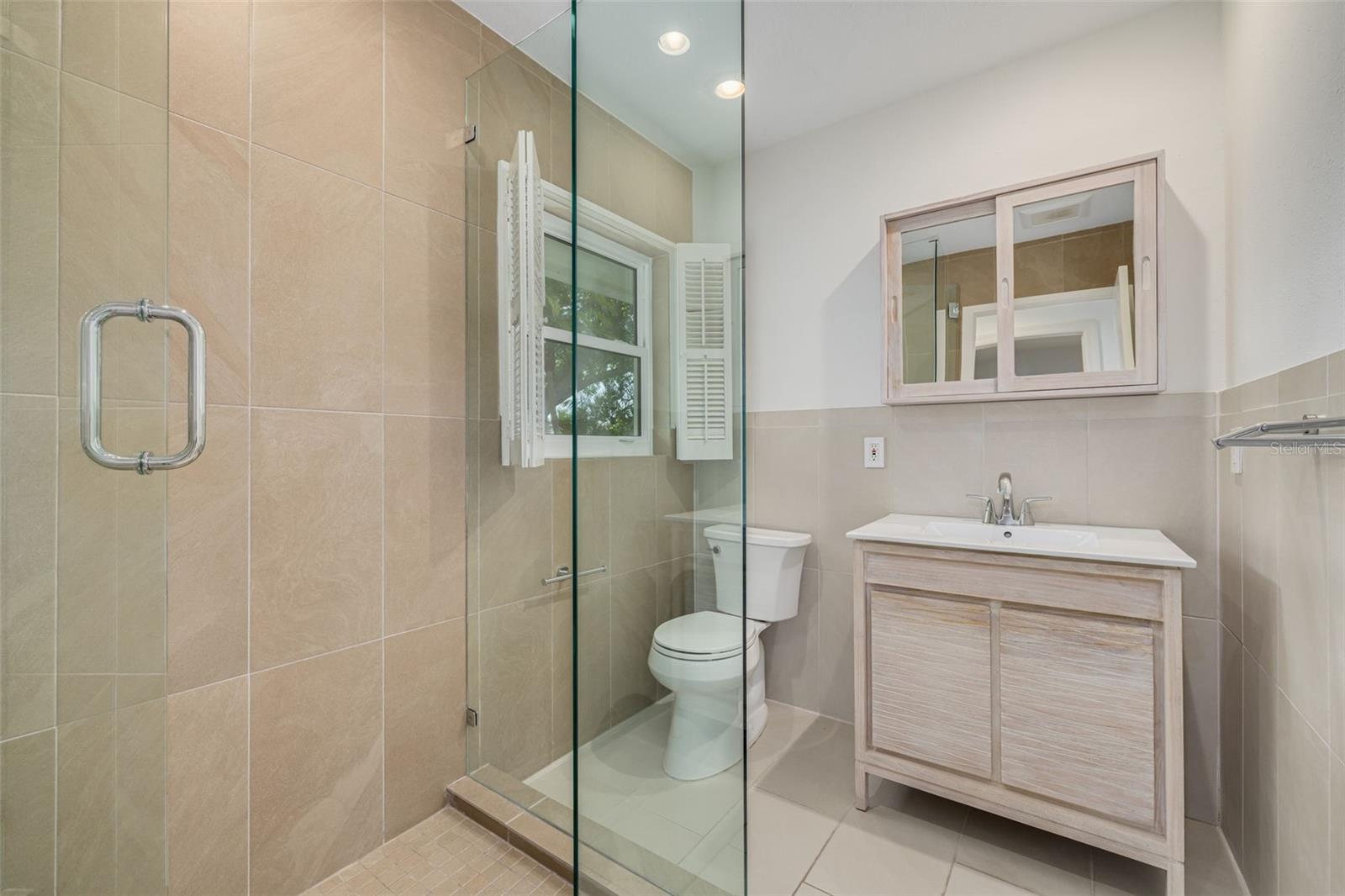 Listing photo id 47 for 3932 Versailles Drive