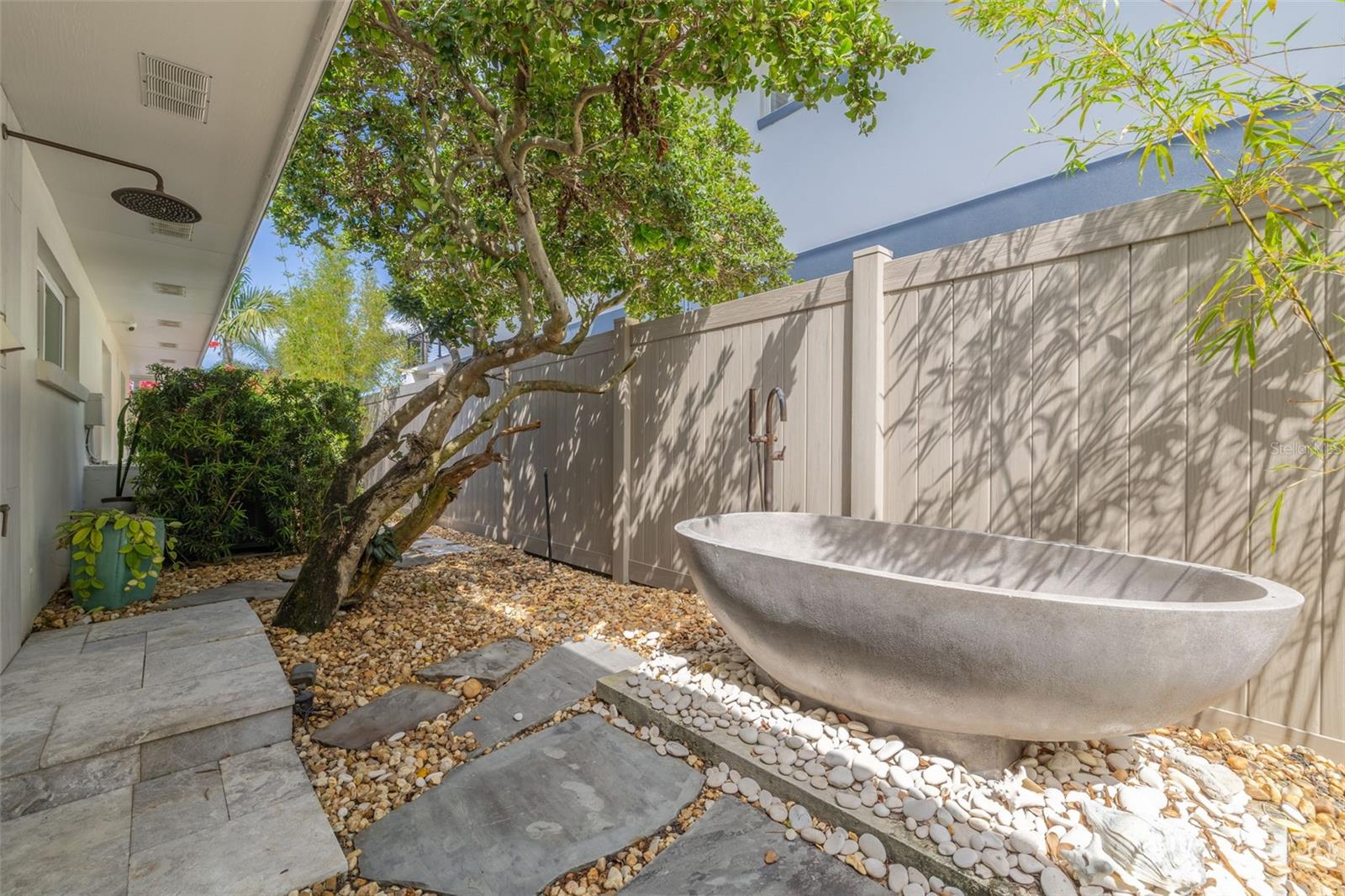 Listing photo id 3 for 3932 Versailles Drive