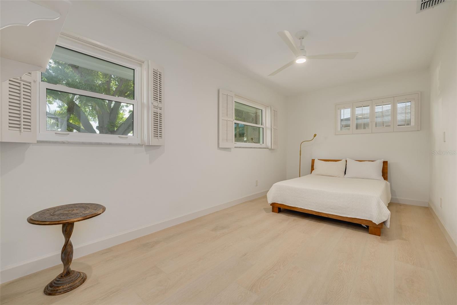 Listing photo id 48 for 3932 Versailles Drive