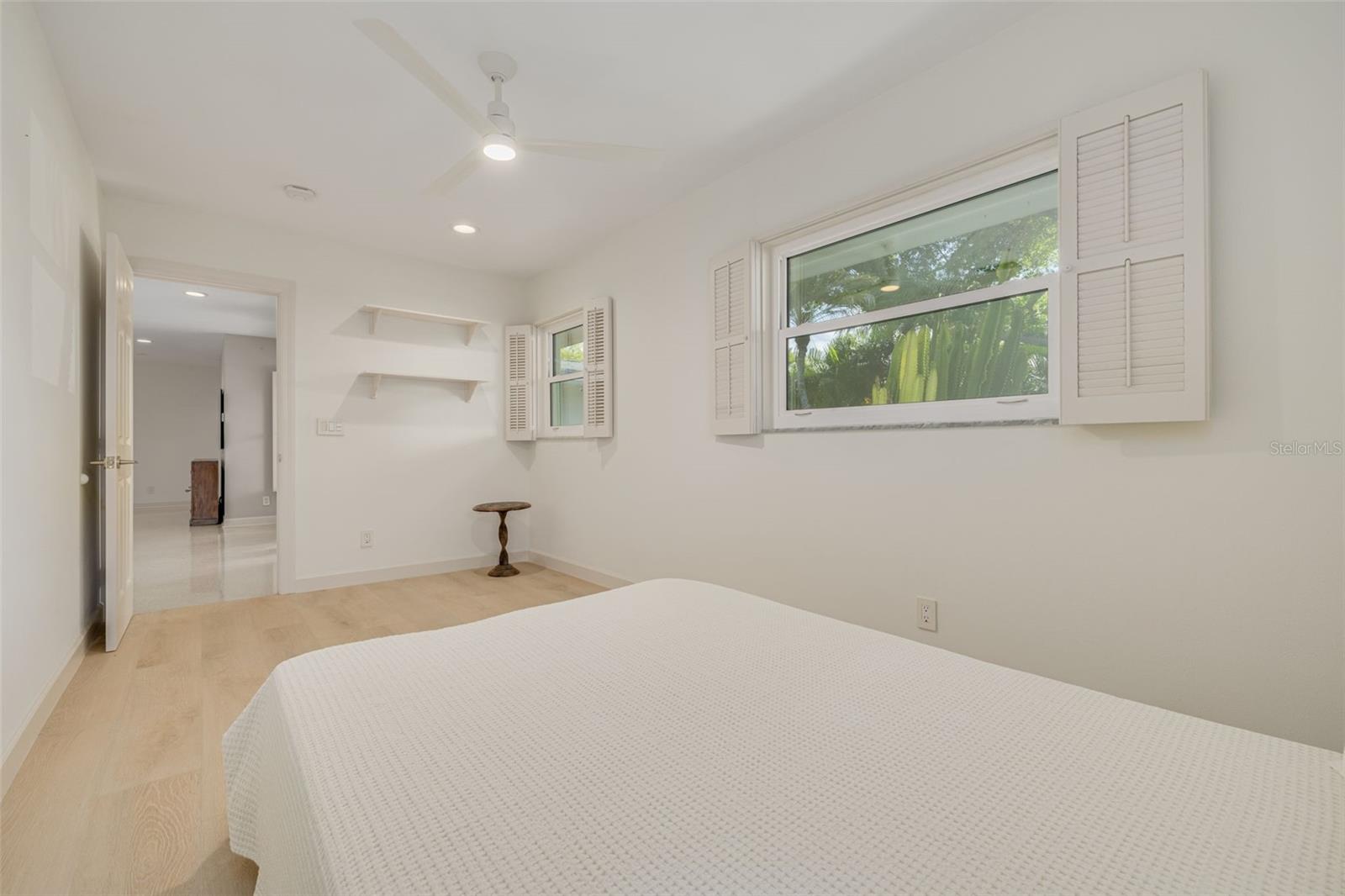 Listing photo id 49 for 3932 Versailles Drive