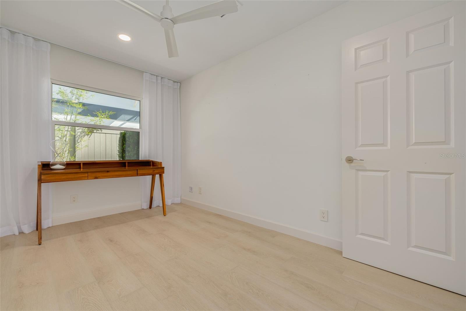 Listing photo id 51 for 3932 Versailles Drive