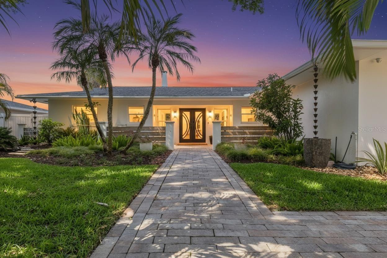 Listing photo id 52 for 3932 Versailles Drive