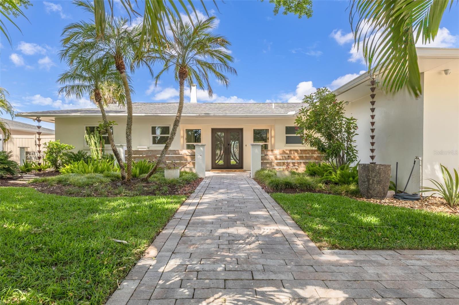 Listing photo id 4 for 3932 Versailles Drive