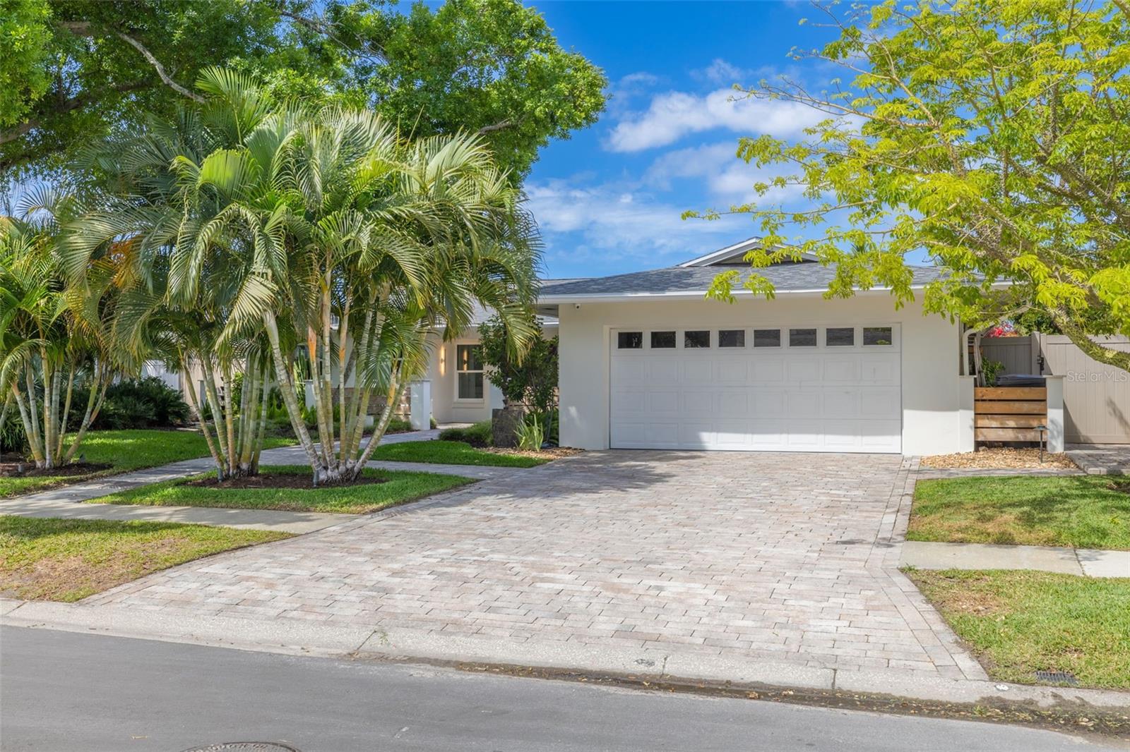 Listing photo id 5 for 3932 Versailles Drive