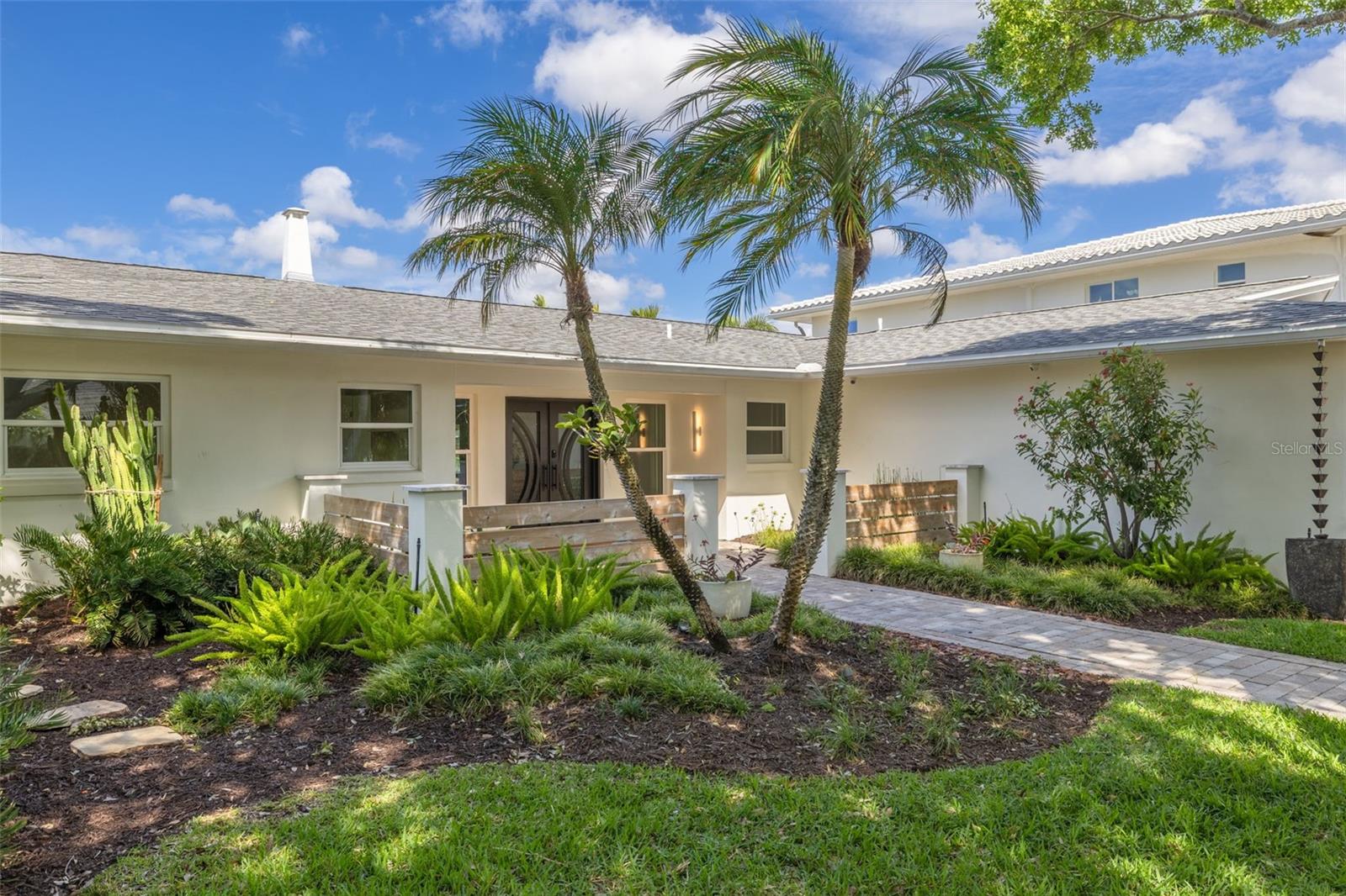 Listing photo id 6 for 3932 Versailles Drive