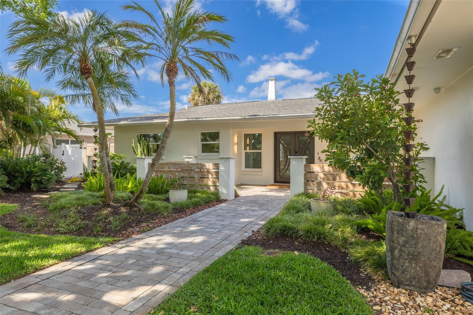 Listing photo id 7 for 3932 Versailles Drive