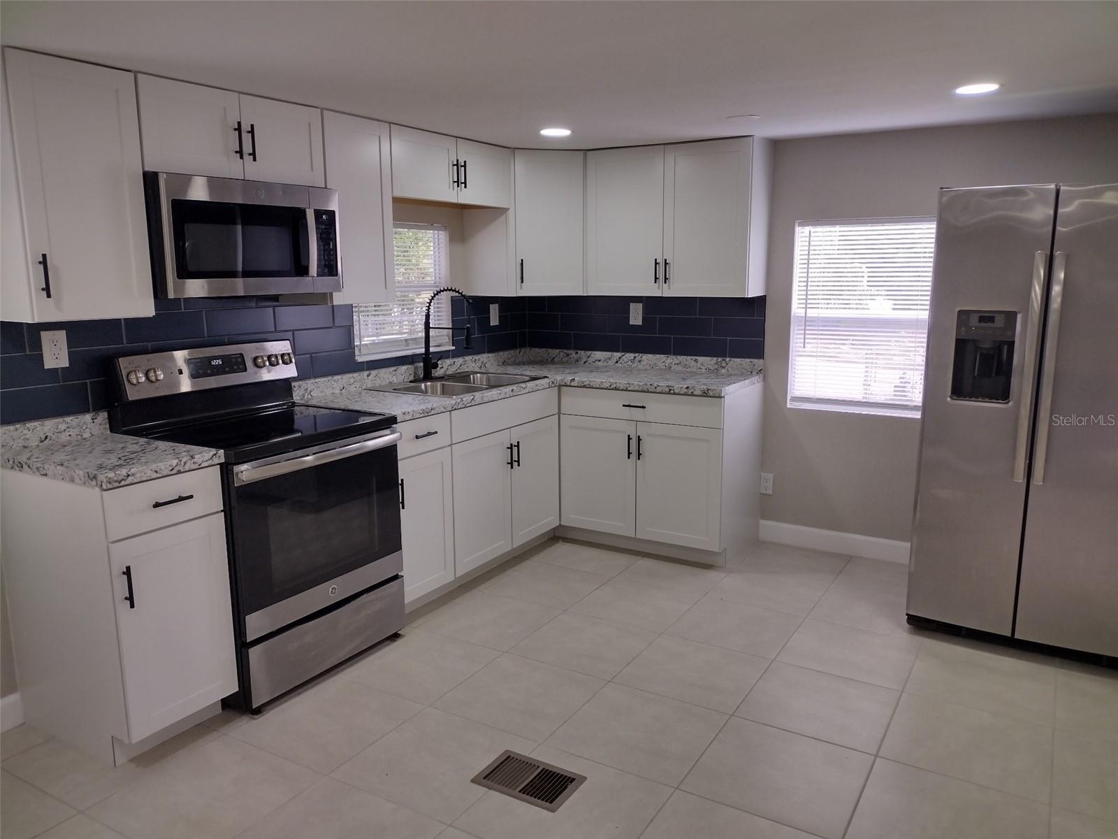 Listing photo id 6 for 9026 Bourbon Street