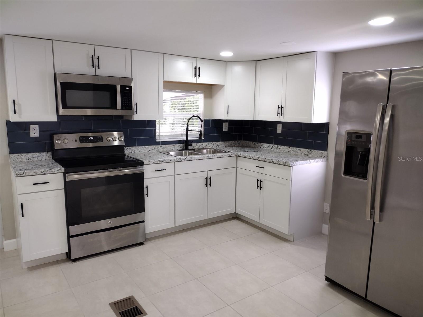 Listing photo id 7 for 9026 Bourbon Street