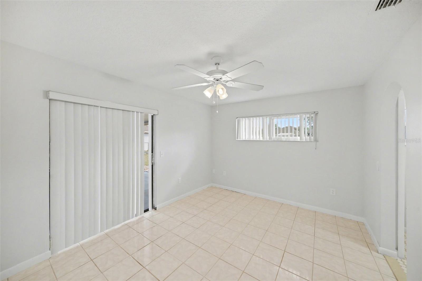 Listing photo id 14 for 113 Ruskin Avenue