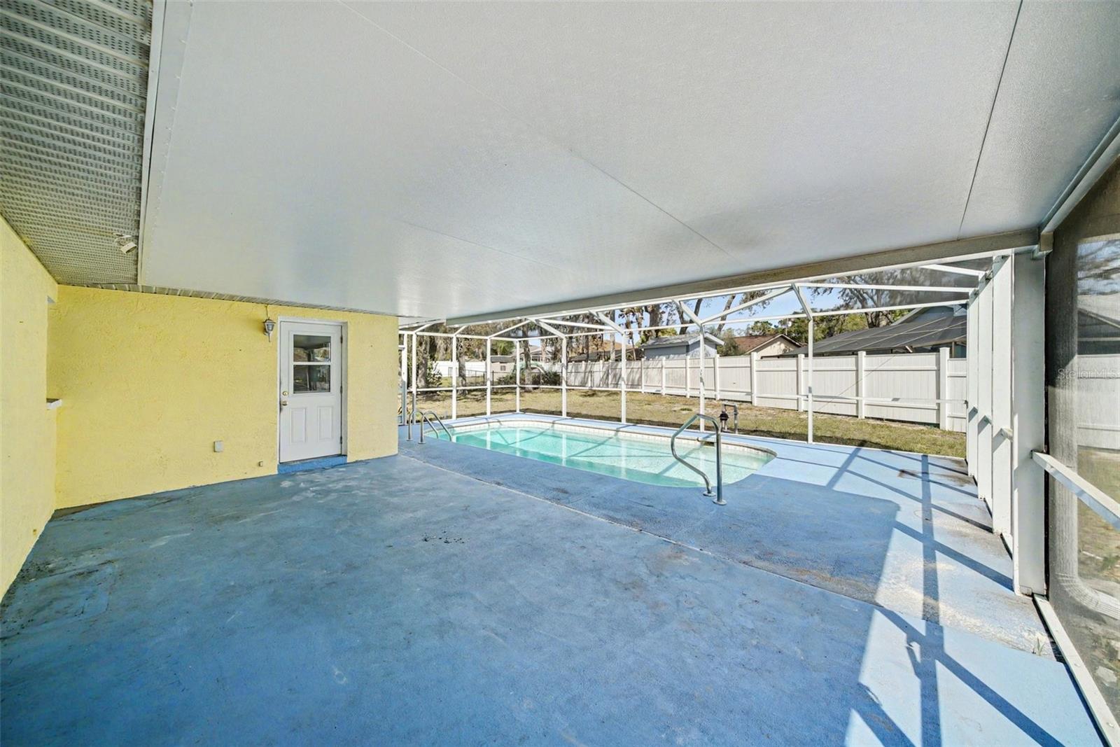 Listing photo id 22 for 113 Ruskin Avenue