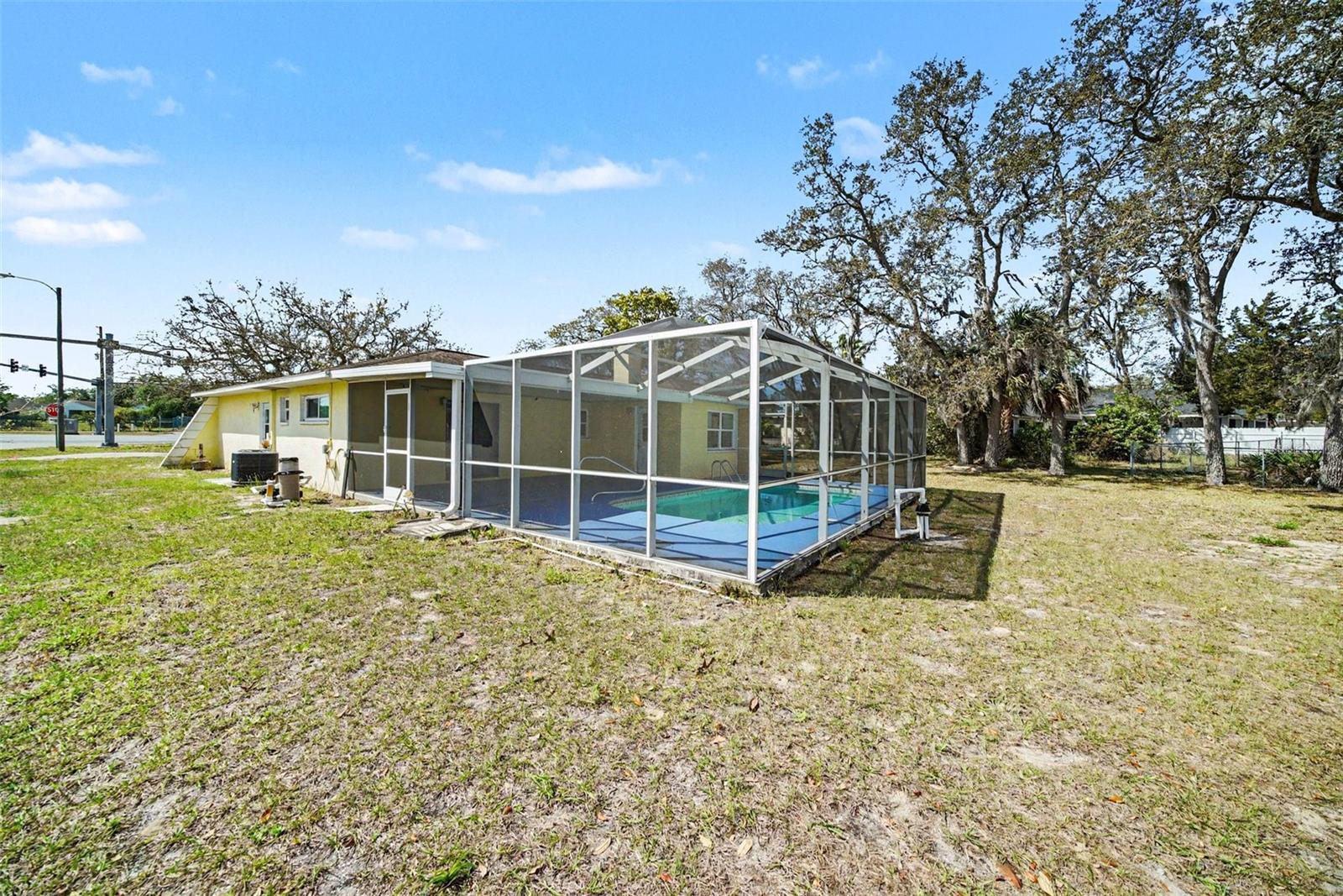 Listing photo id 25 for 113 Ruskin Avenue