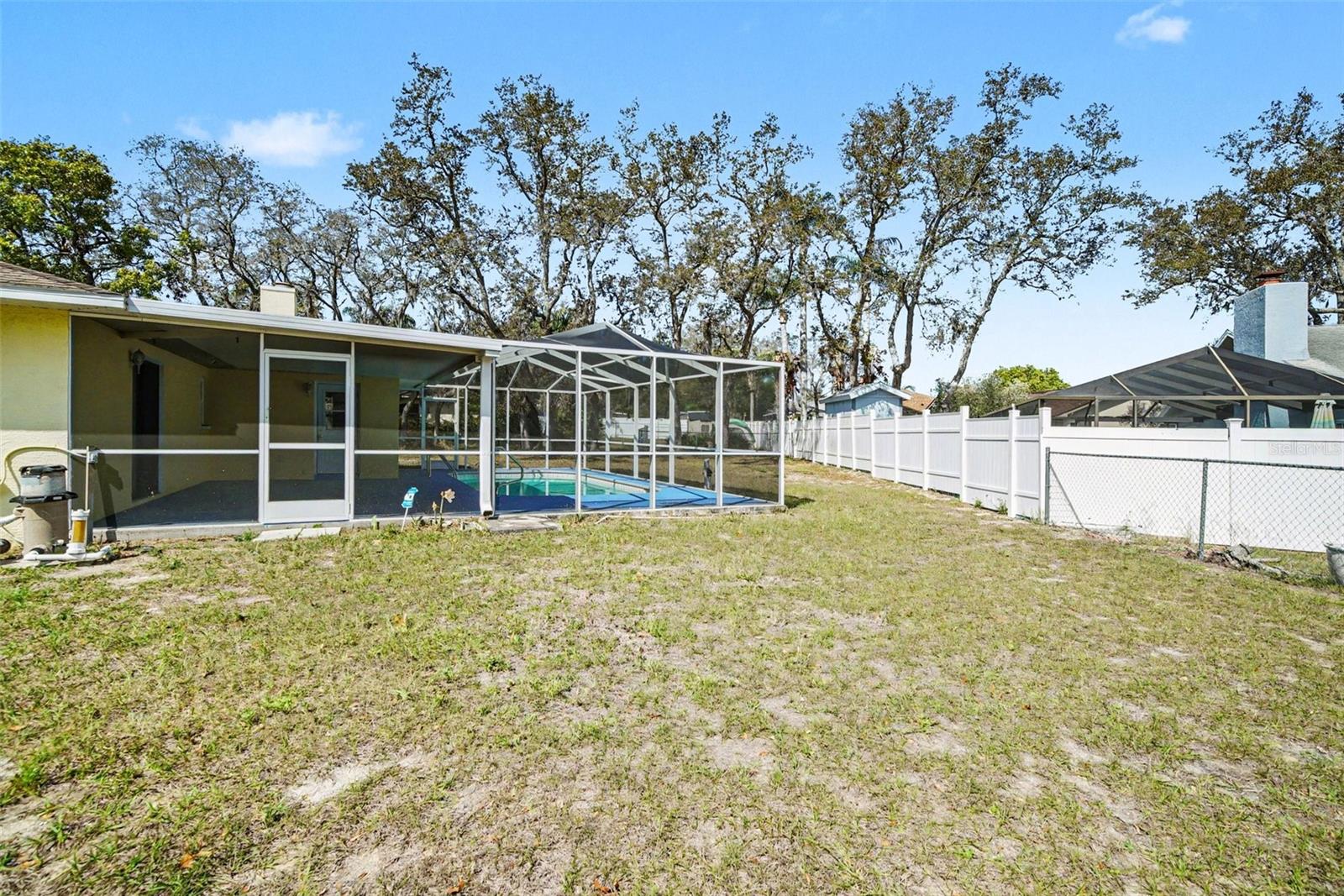 Listing photo id 26 for 113 Ruskin Avenue