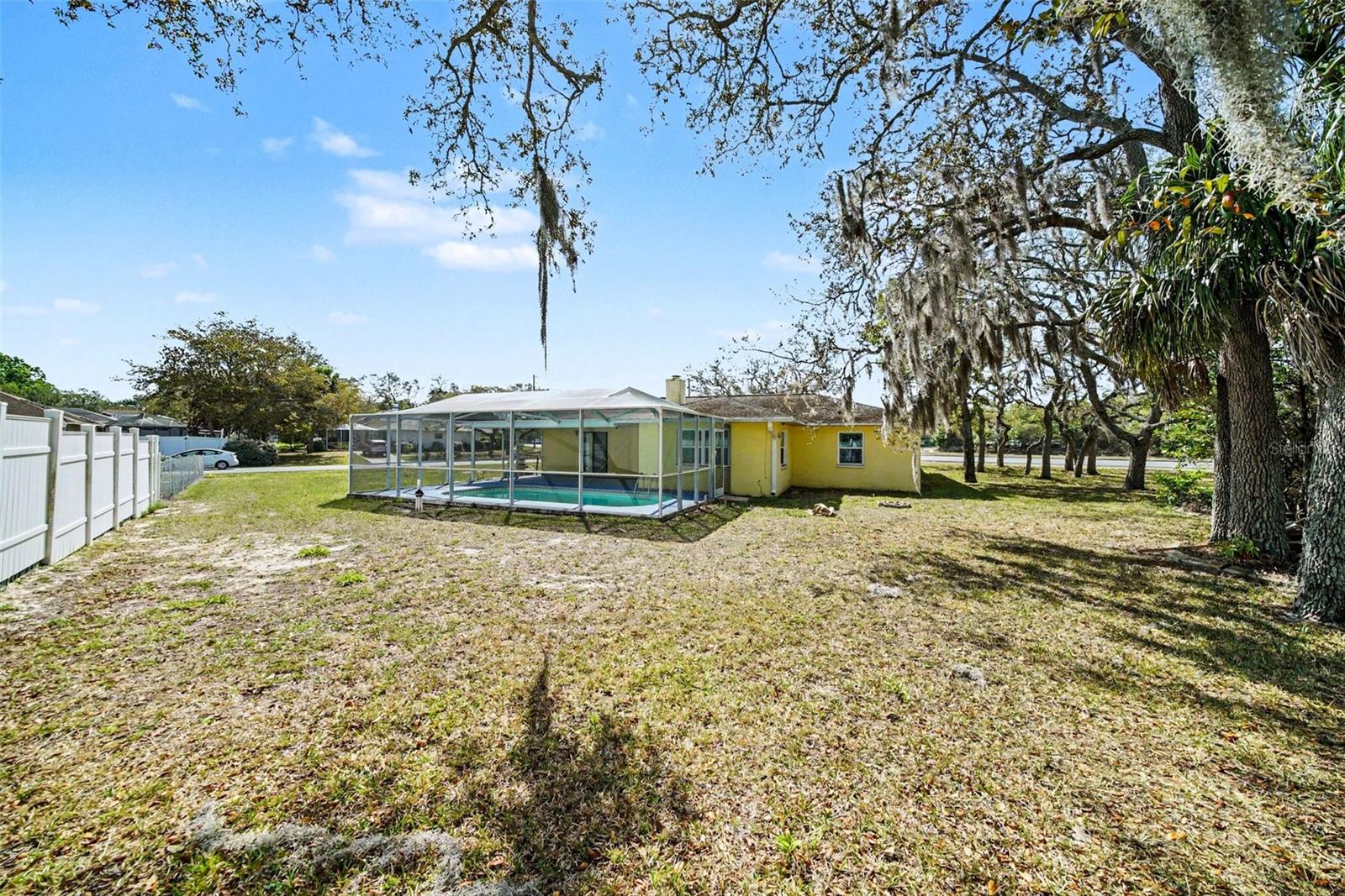 Listing photo id 27 for 113 Ruskin Avenue