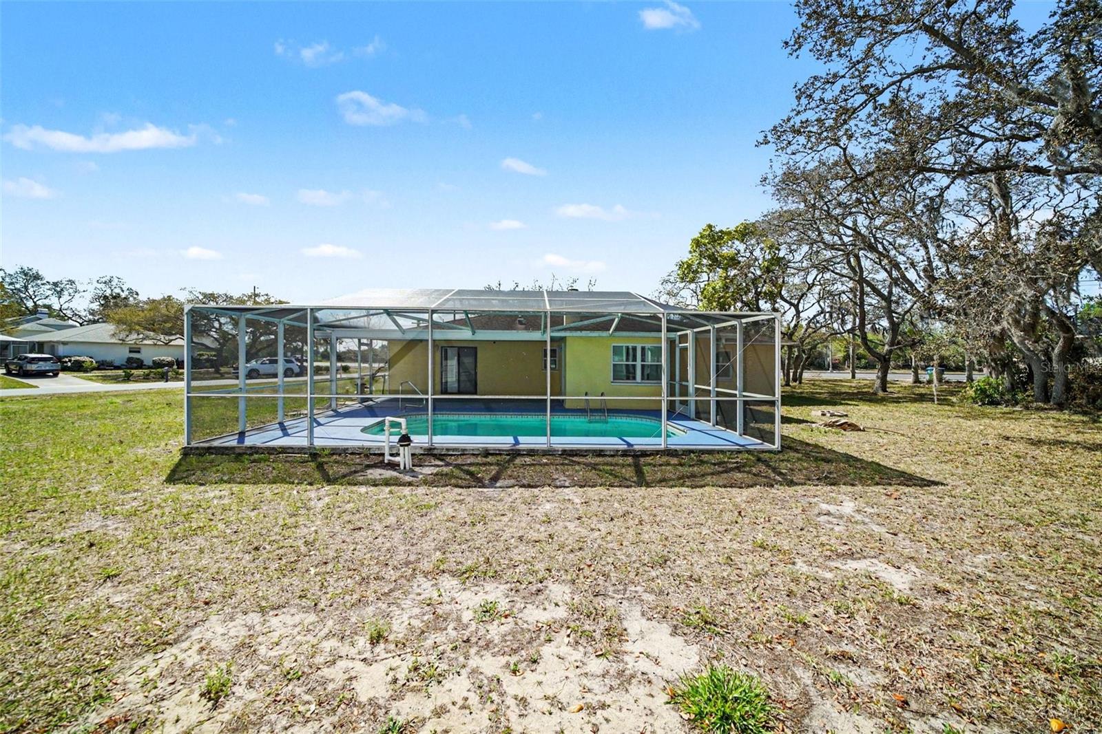 Listing photo id 28 for 113 Ruskin Avenue