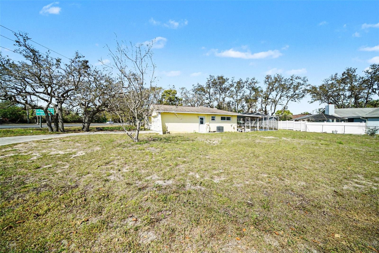 Listing photo id 29 for 113 Ruskin Avenue