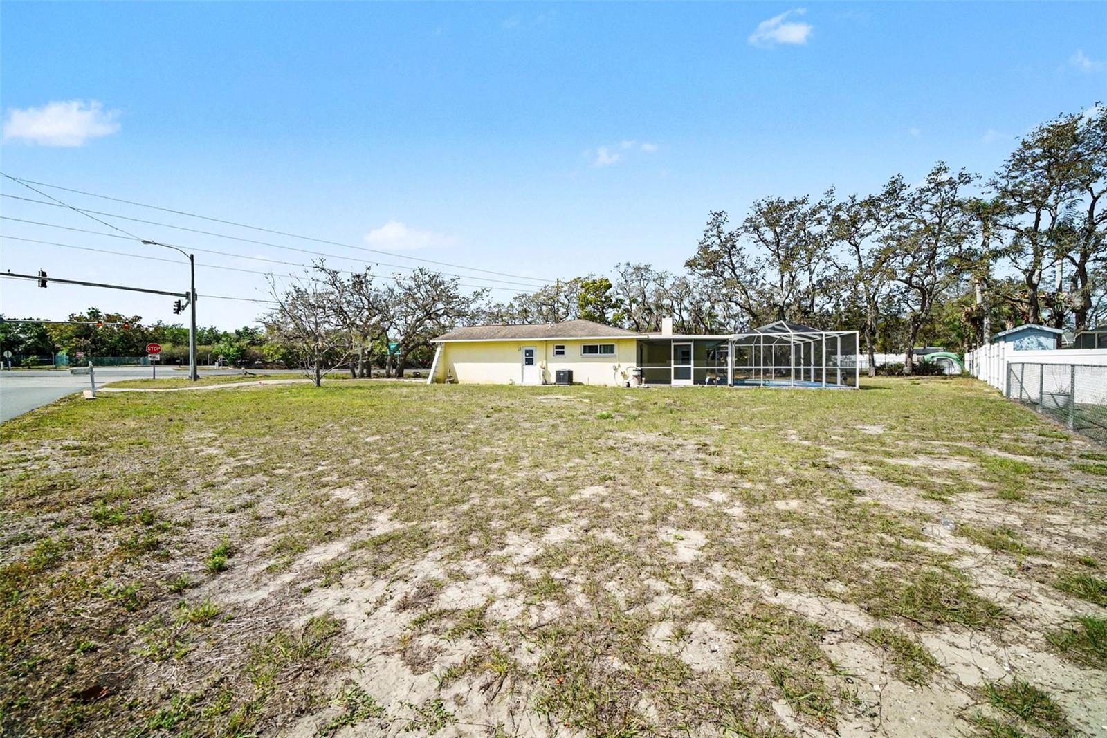 Listing photo id 30 for 113 Ruskin Avenue