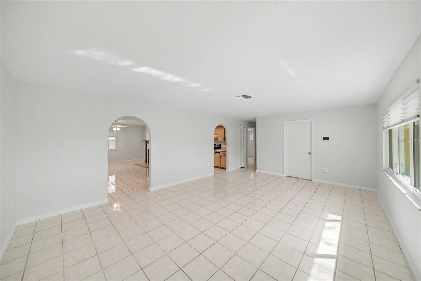 Listing photo id 5 for 113 Ruskin Avenue