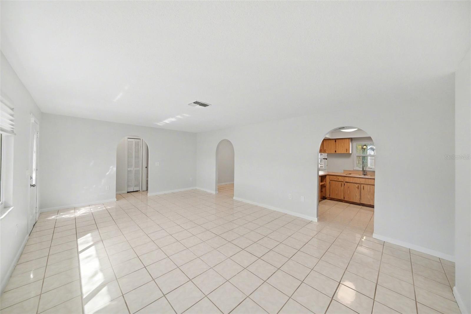 Listing photo id 6 for 113 Ruskin Avenue