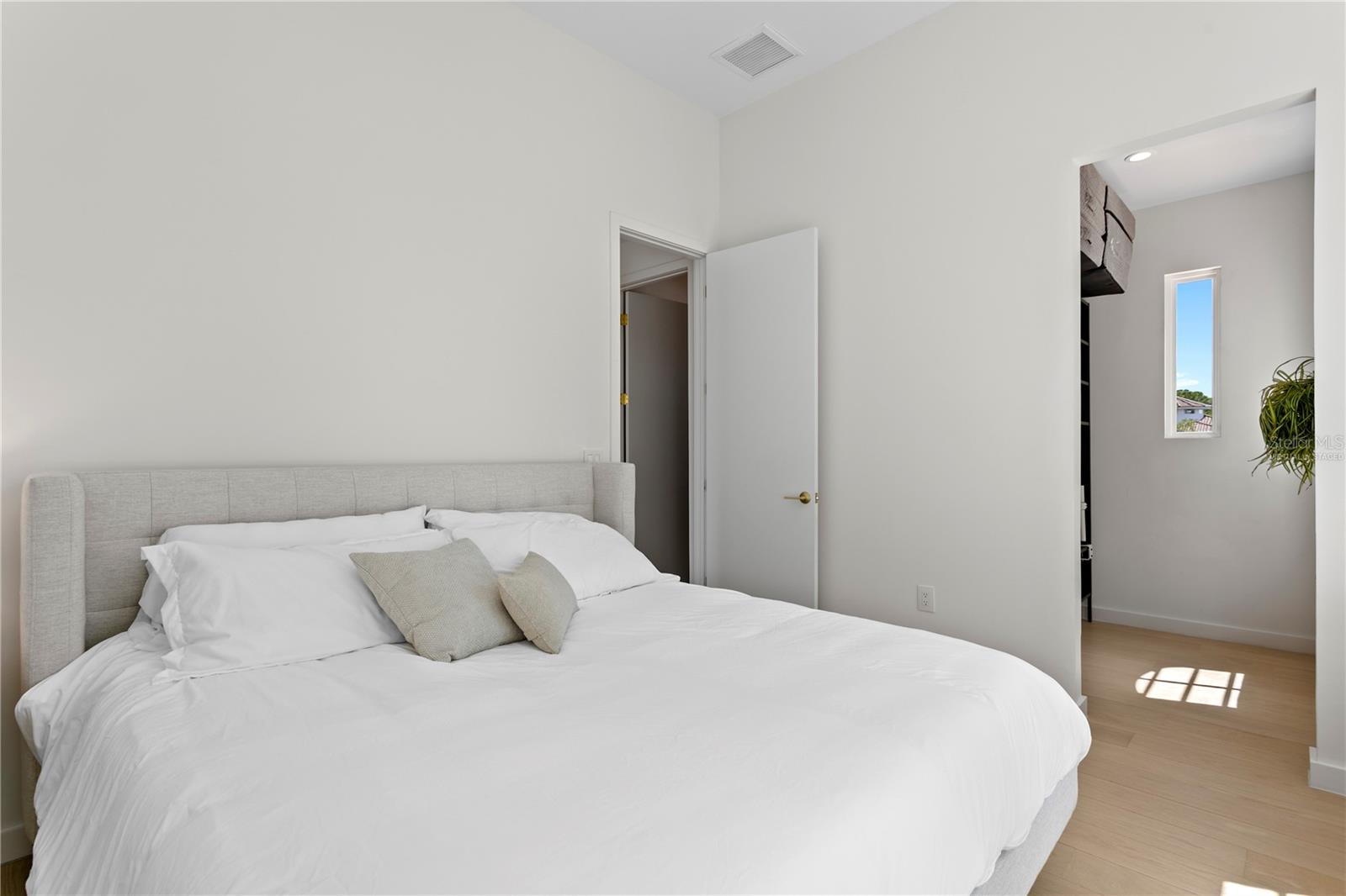 Image 47 of 78 For 325 22nd Avenue Ne