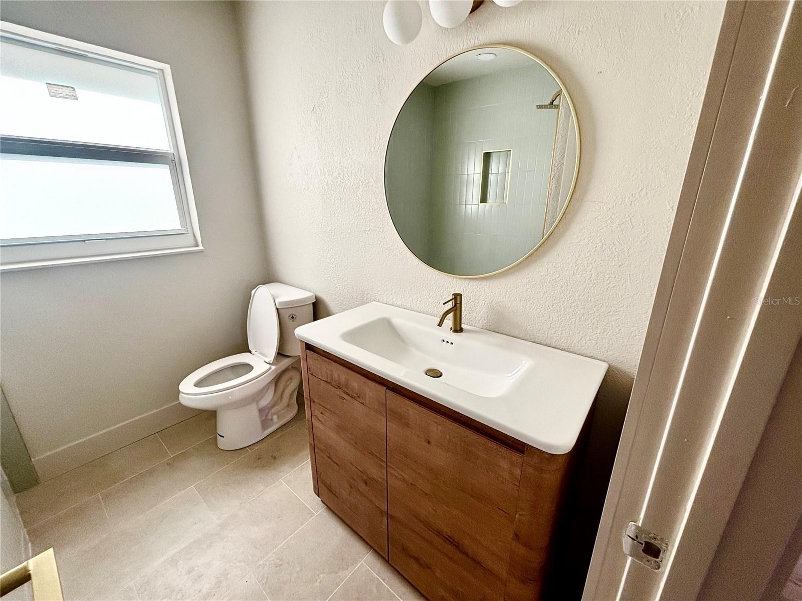 Image 11 of 26 For 644 Manor Drive W