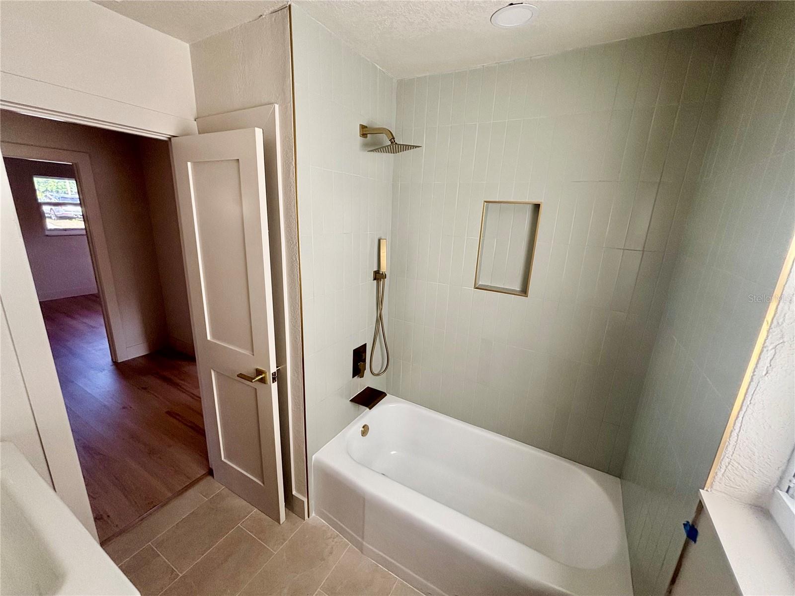 Image 12 of 26 For 644 Manor Drive W