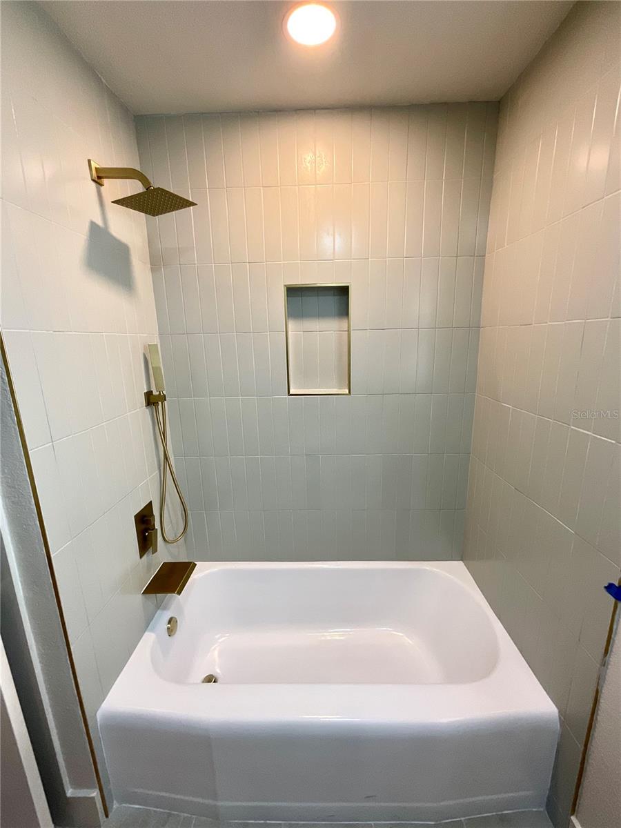 Image 13 of 26 For 644 Manor Drive W