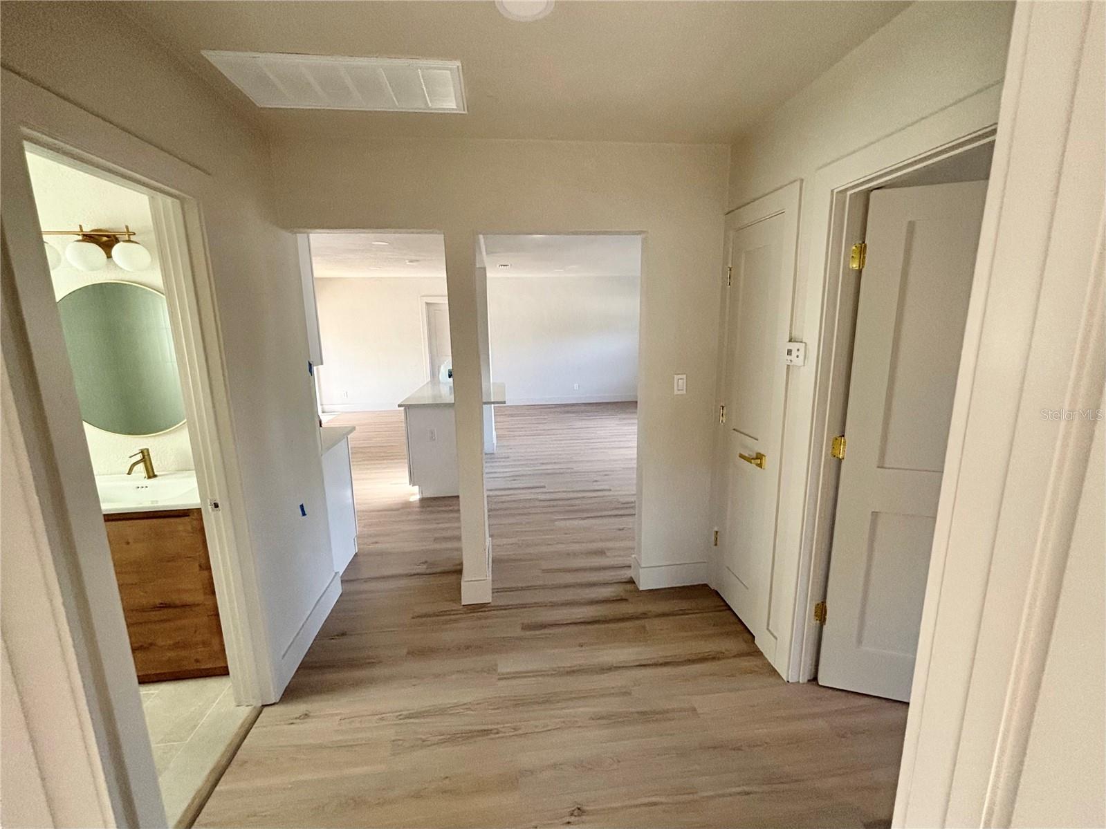 Image 14 of 26 For 644 Manor Drive W