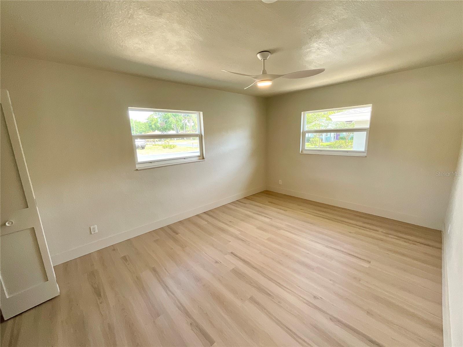 Image 15 of 26 For 644 Manor Drive W