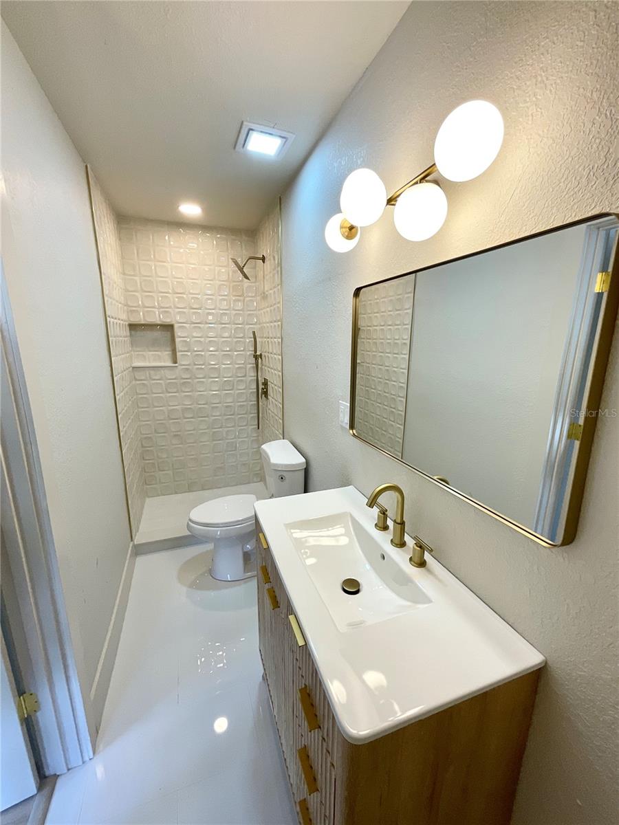 Image 16 of 26 For 644 Manor Drive W