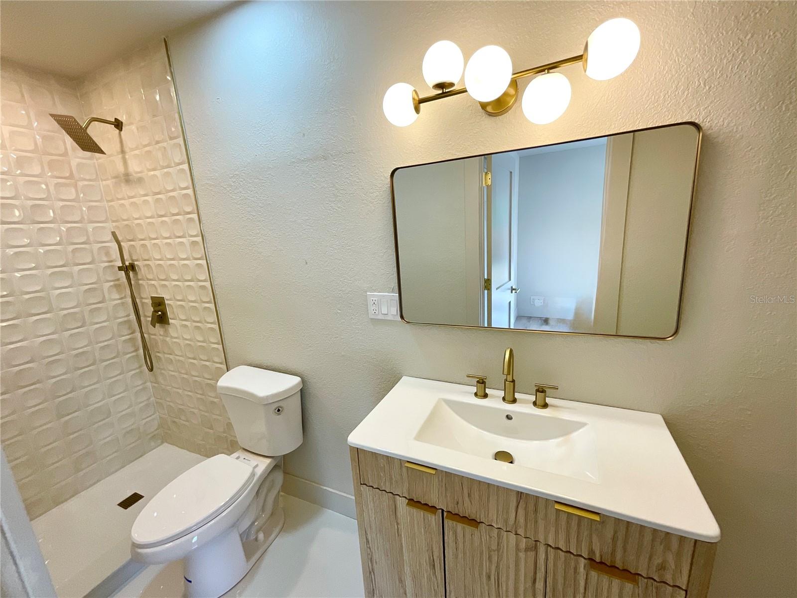 Image 17 of 26 For 644 Manor Drive W