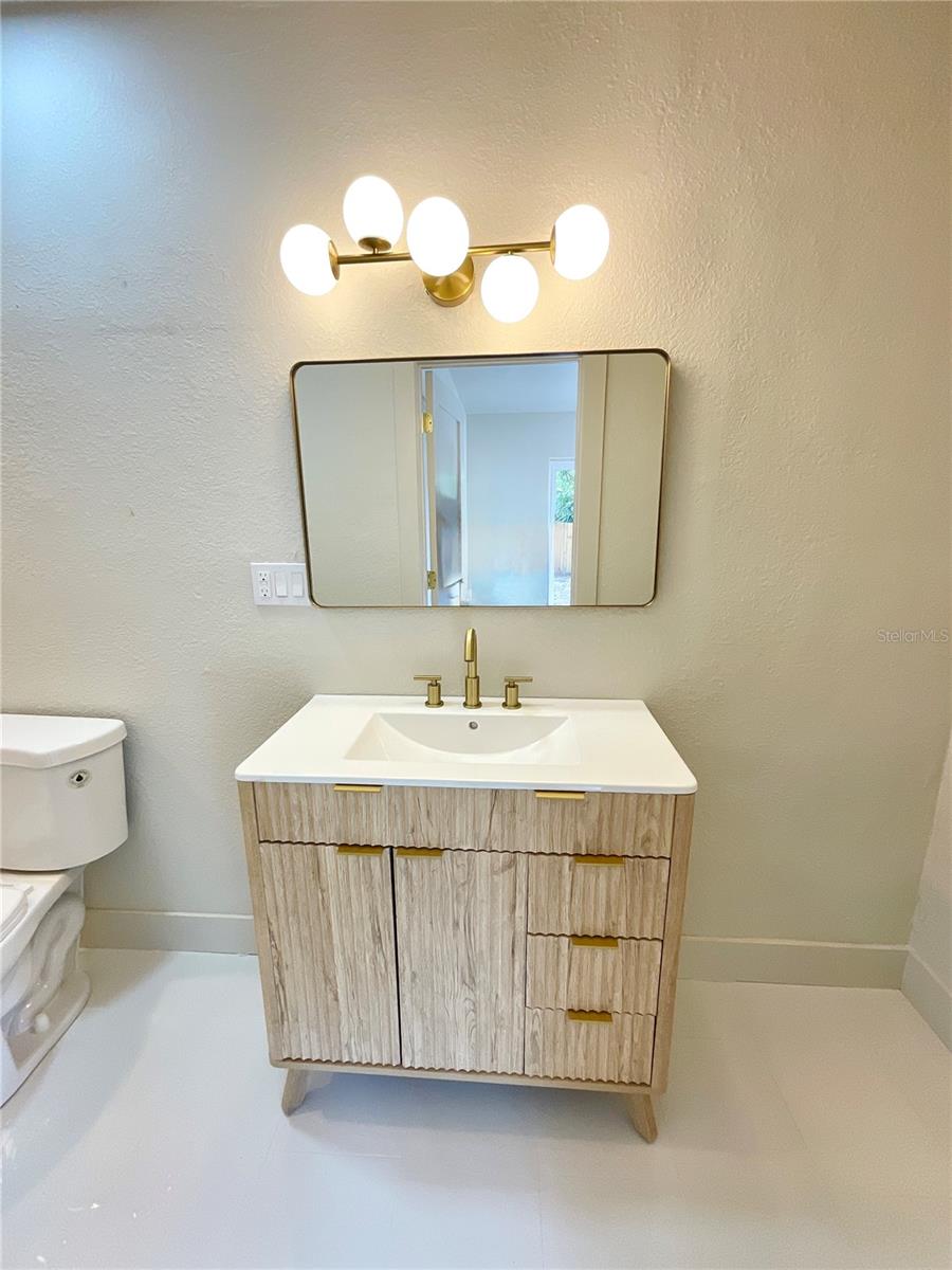 Image 18 of 26 For 644 Manor Drive W