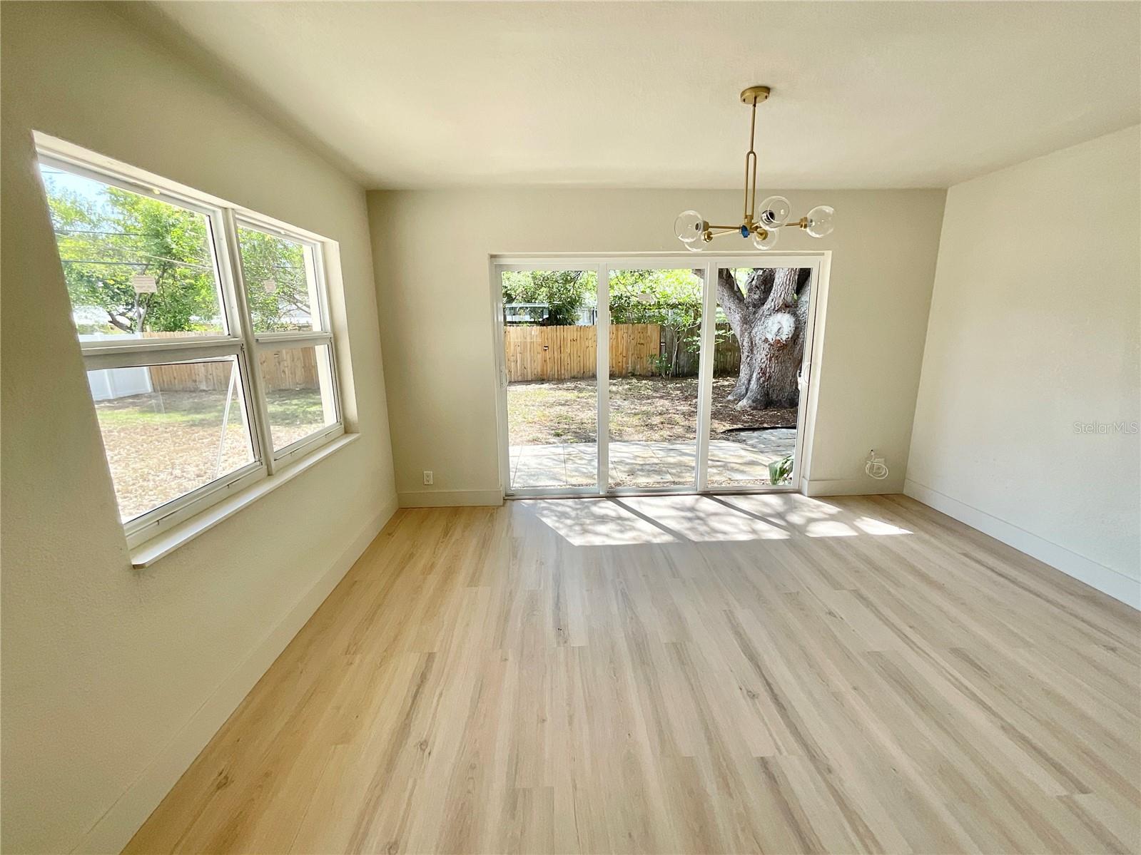 Image 19 of 26 For 644 Manor Drive W