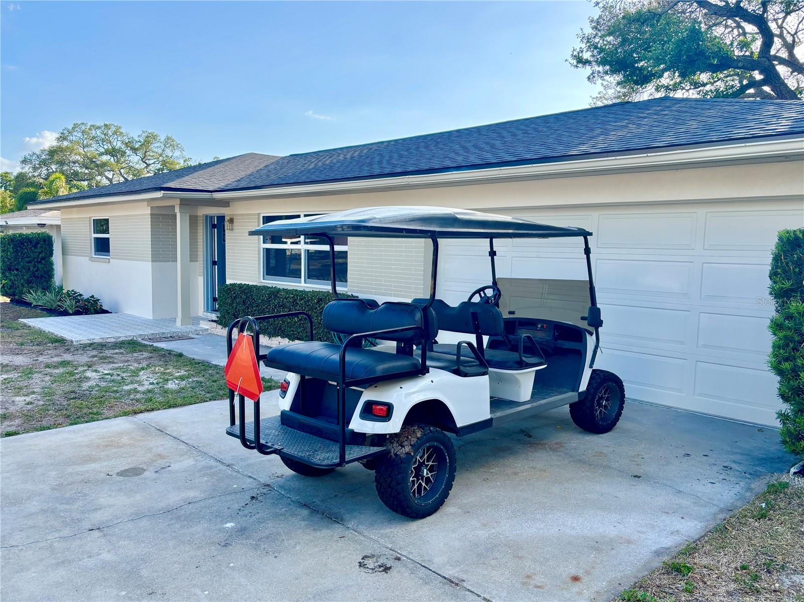 Image 2 of 26 For 644 Manor Drive W