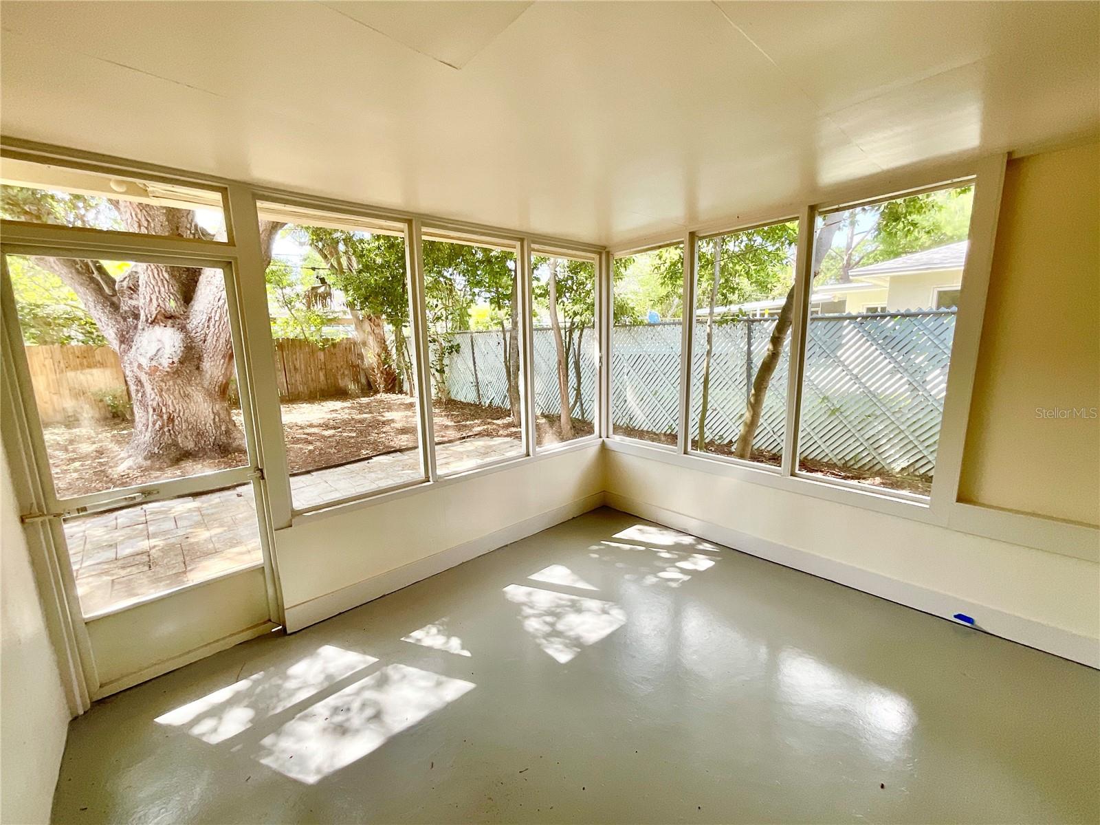 Image 20 of 26 For 644 Manor Drive W