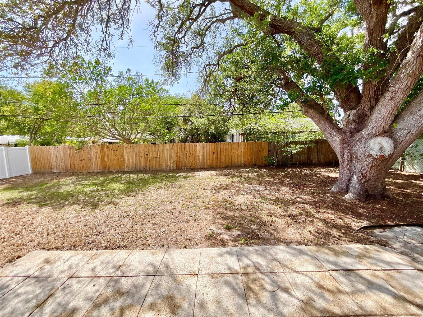 Image 21 of 26 For 644 Manor Drive W