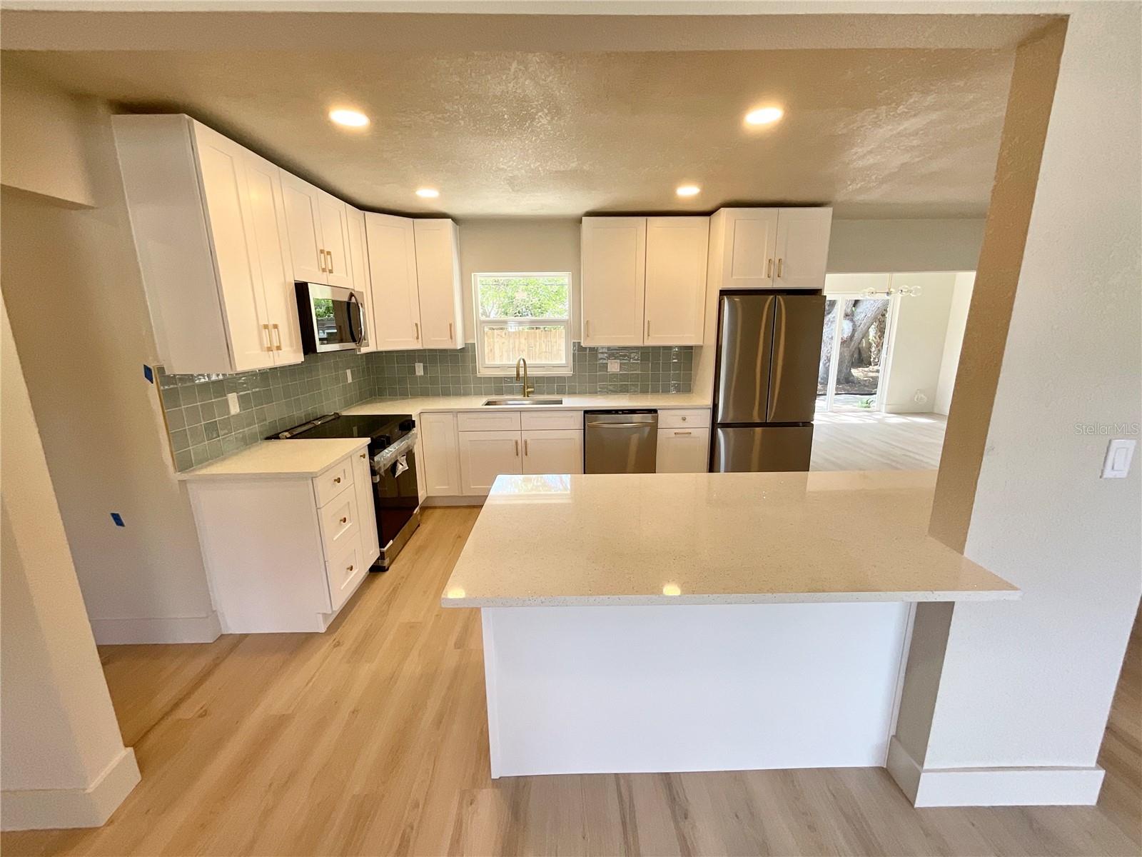 Image 3 of 26 For 644 Manor Drive W