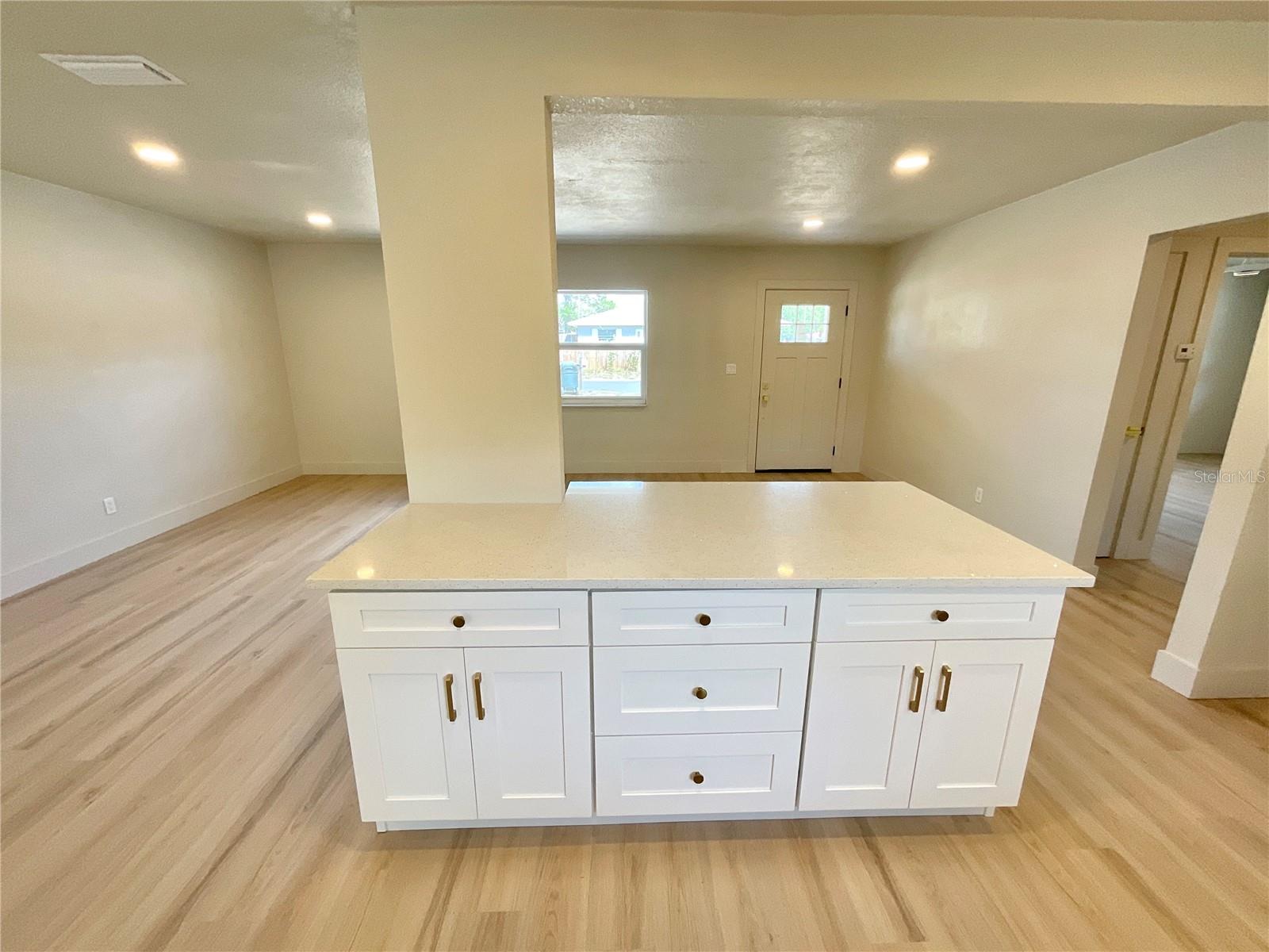 Image 4 of 26 For 644 Manor Drive W