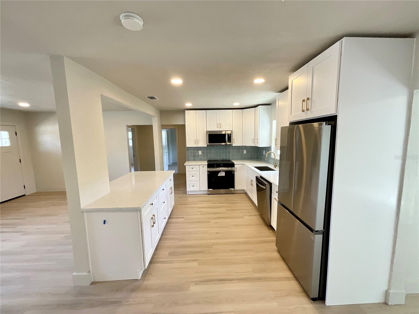 Image 5 of 26 For 644 Manor Drive W