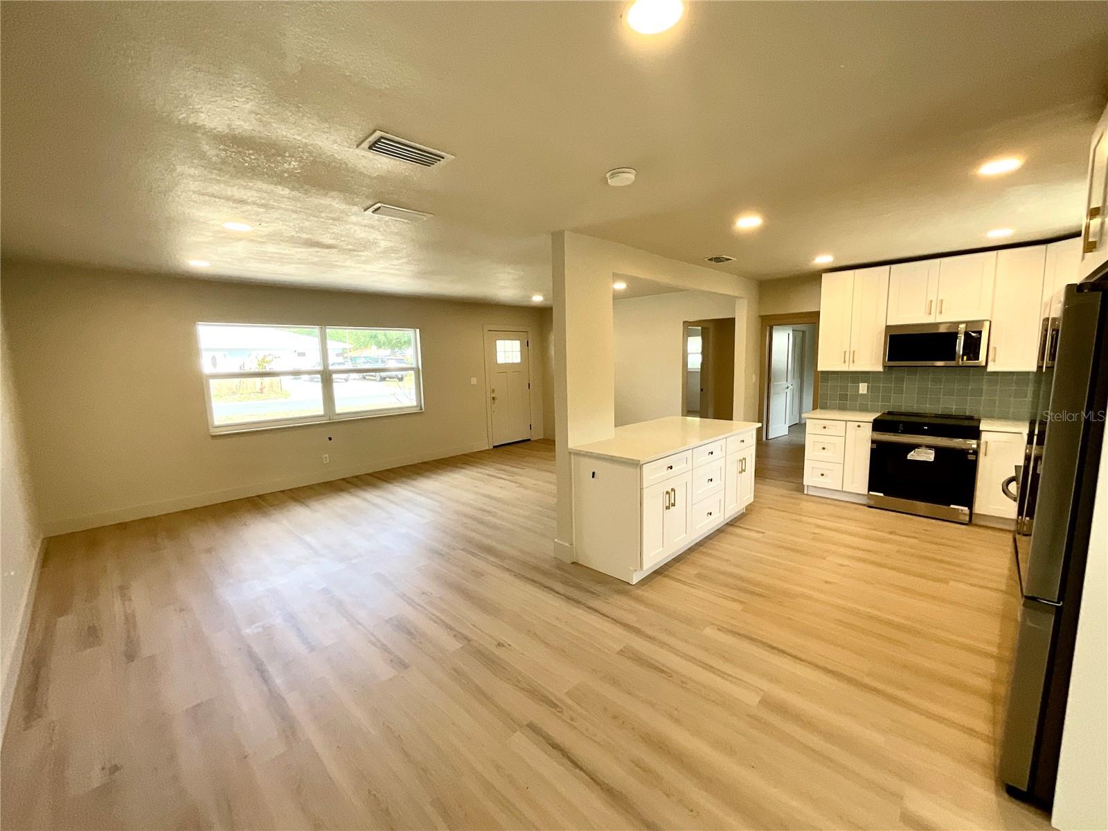 Image 6 of 26 For 644 Manor Drive W