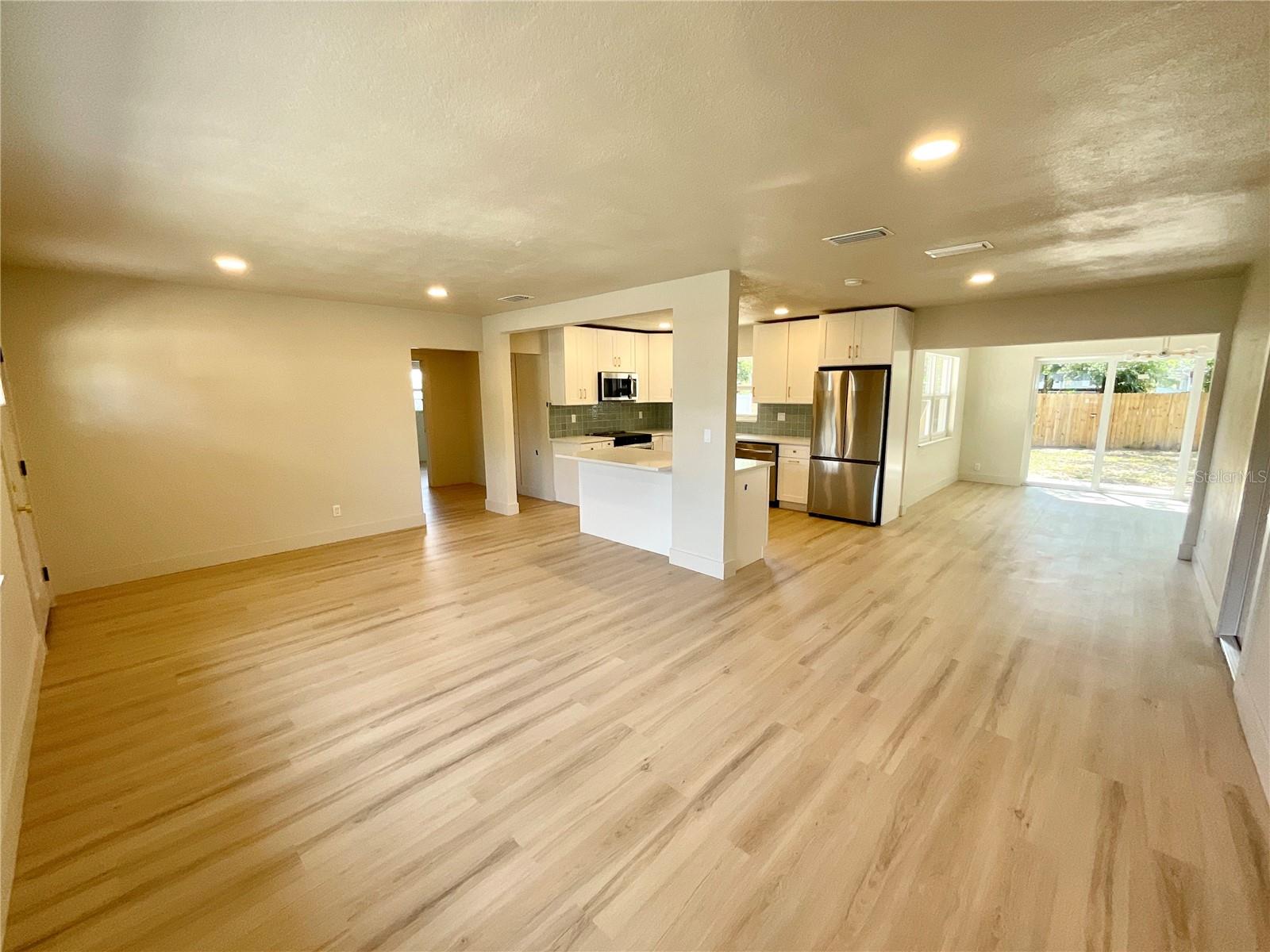 Image 7 of 26 For 644 Manor Drive W