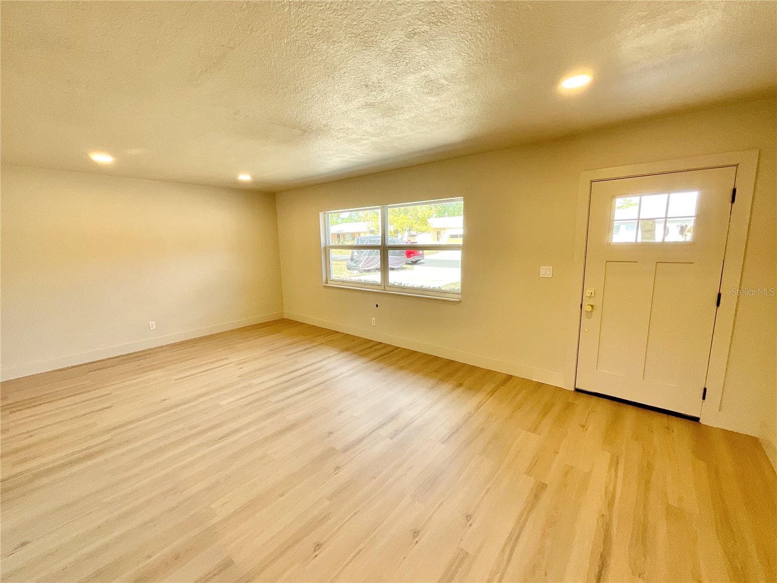 Image 8 of 26 For 644 Manor Drive W