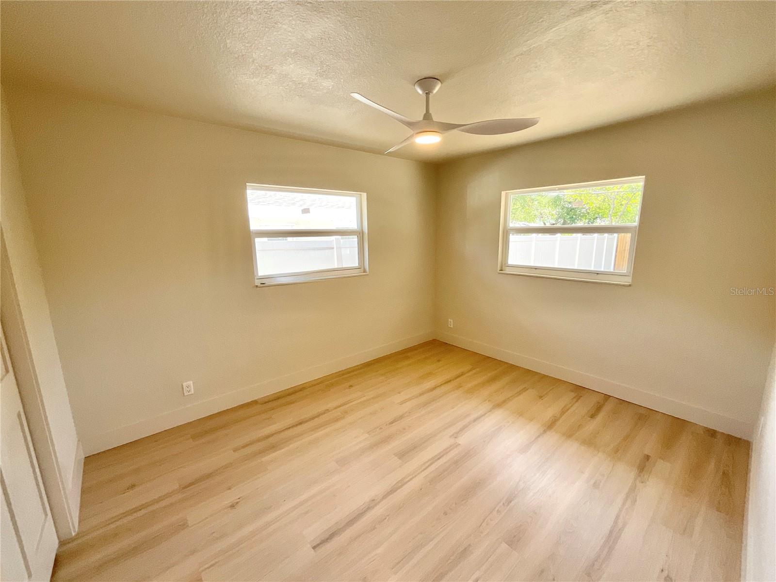 Image 9 of 26 For 644 Manor Drive W