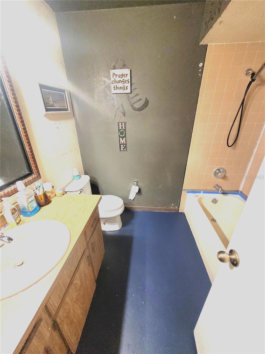 Listing photo id 8 for 5203 Presidential Street